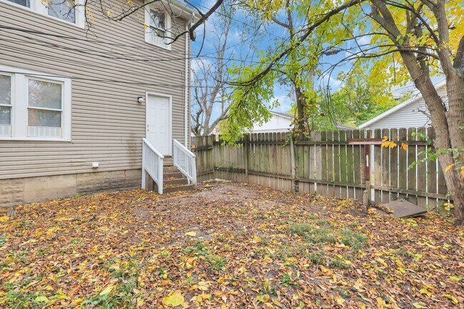 Building Photo - 1038-1040 Forest St