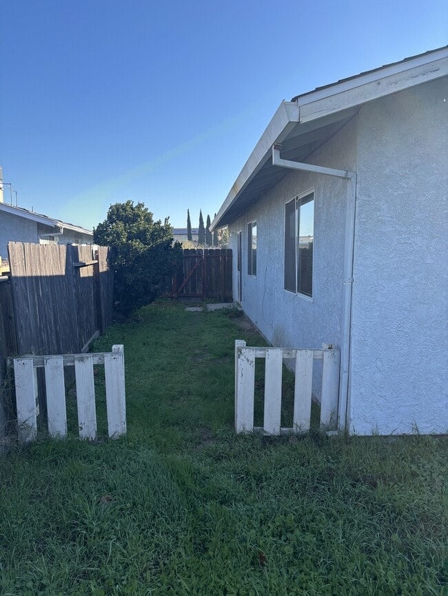 Building Photo - 230 Ventanas Ave