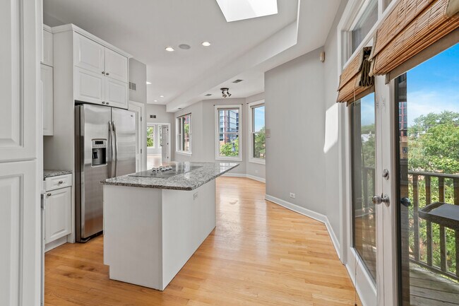 Building Photo - 845 W Altgeld St