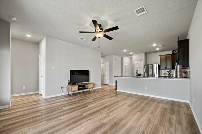 Building Photo - 428 Shoreview Dr