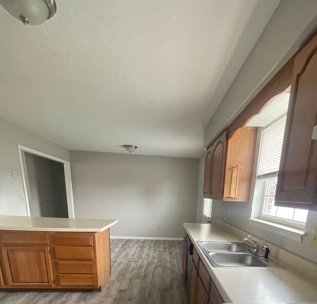 Building Photo - AVAILABLE NOW 3 bedroom, 2 bath with garag...