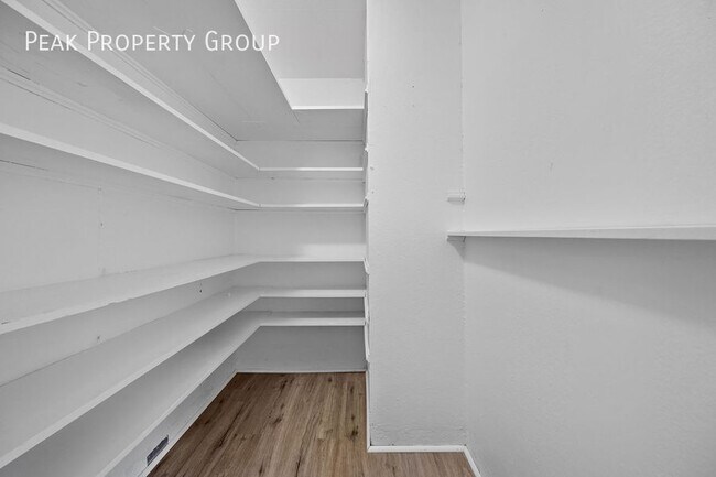 Building Photo - 2533 Ravine St