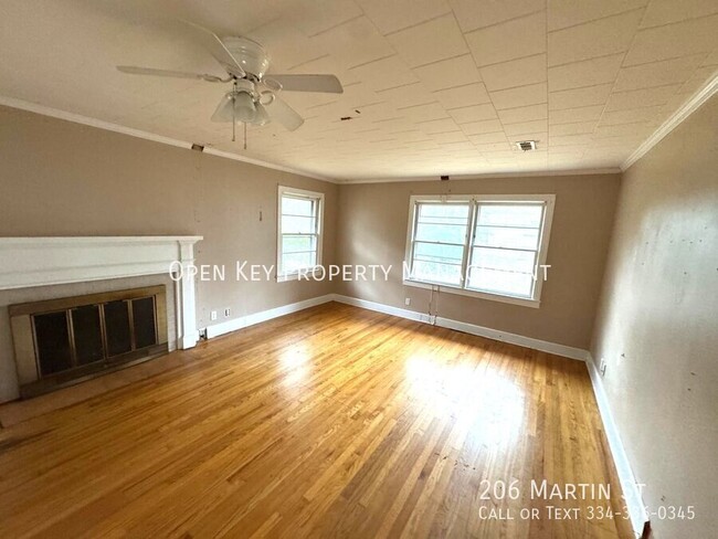 Building Photo - 206 Martin St