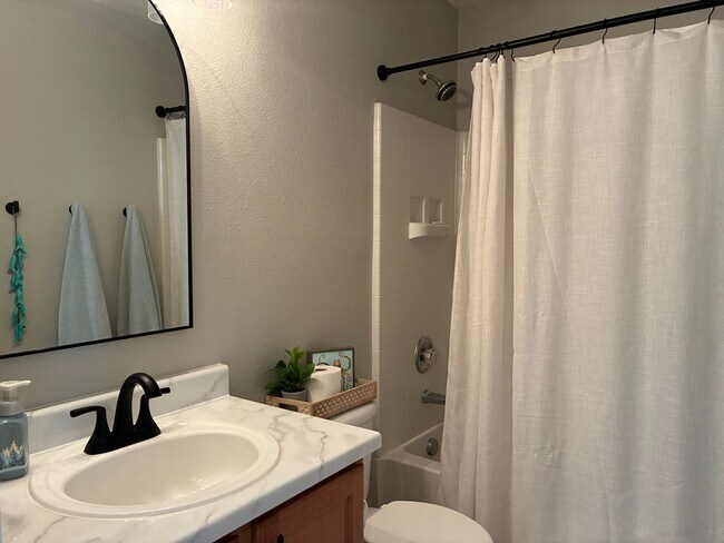 Building Photo - Beautiful 3-Bedroom, 3-Bathroom 2-Story Ho...