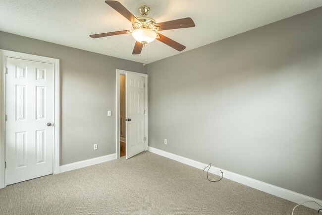 Building Photo - 3 bedroom, 2 bathroom home in the Southside!