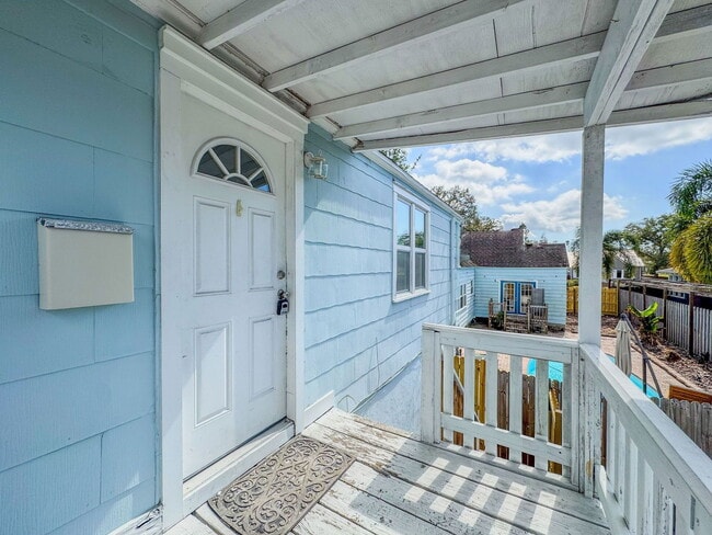 Building Photo - 2649 1/2 Dartmouth Ave N