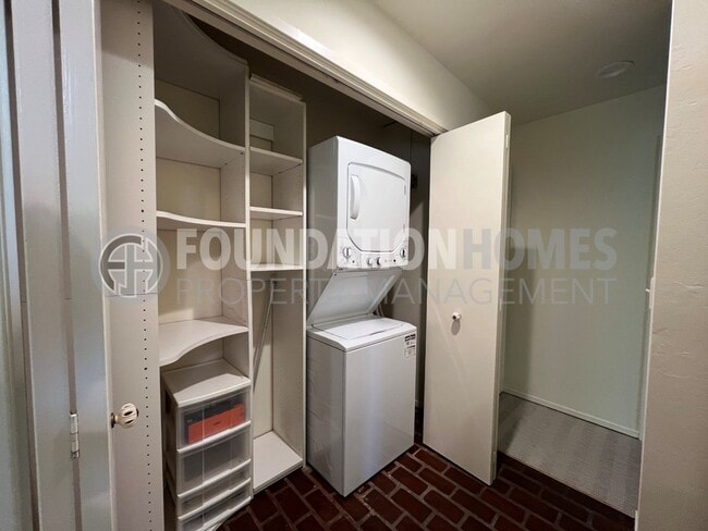 Building Photo - Picturesque 1BR/1BA Ross Cottage!  A/C! De...