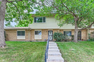 Building Photo - Charming 3 Bedroom 2 Bath Townhome In Aurora!
