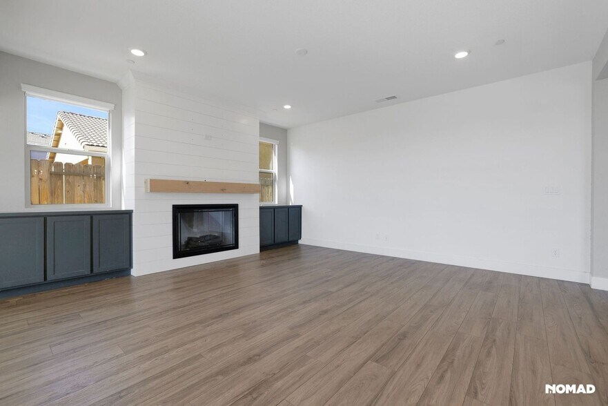 Building Photo - 12925 Knightsbrook Ave