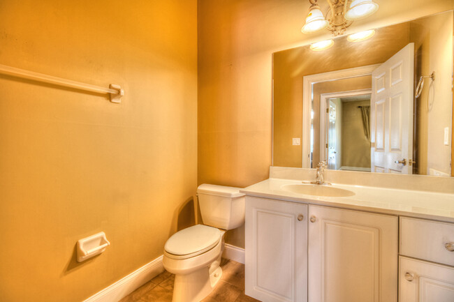 Building Photo - Stunning Pool Home in Town Park!