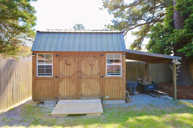 Building Photo - 2415 Edmunds Dr