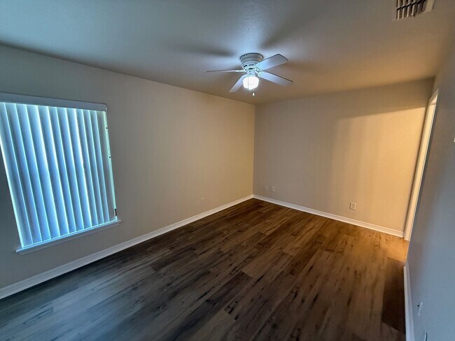 Building Photo - 2 Bedroom/2 1/2 Bathroom End Unit Apartment