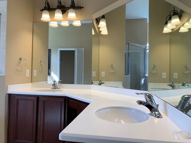 Building Photo - Gated Community 4 Bedroom 3 Bath on Cul-de...