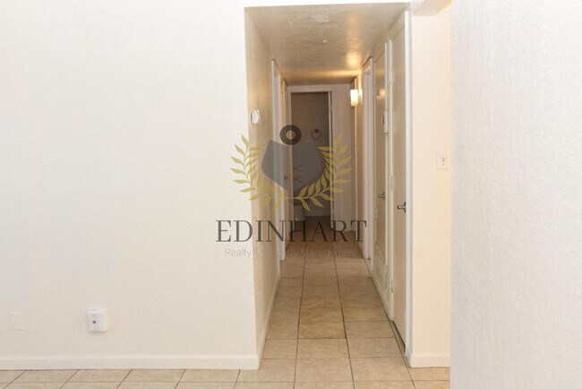 Building Photo - 2303 S Poppy Ave