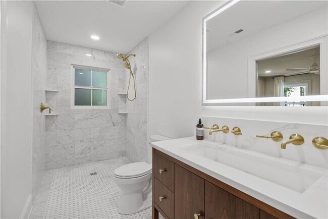 Building Photo - Designer Living with Charm in North Buckhead