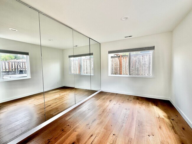 Building Photo - 6 BR / 4 BA – 4,100 SQ FT with Patio, Full Outdoor Grill, and Hot Tub