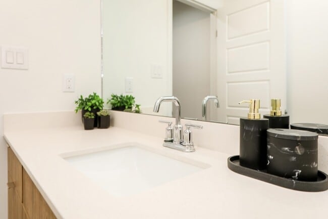 Building Photo - 305 Deer Path Lp