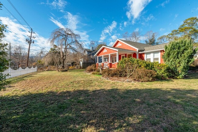 Building Photo - Charming Black Mountain Rental!