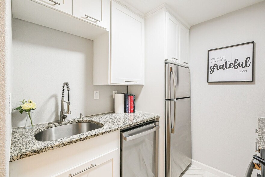 Building Photo - 2507 Montrose Blvd