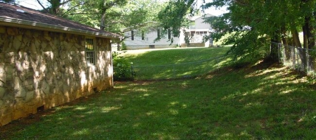 Building Photo - 284 Hillside Dr