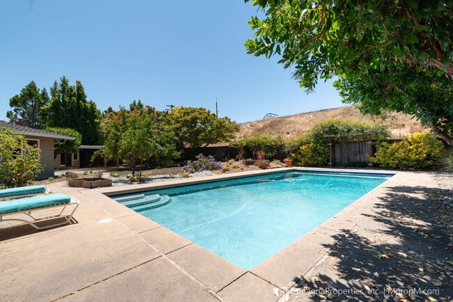 Building Photo - Beautiful, meticulously updated and  maint...