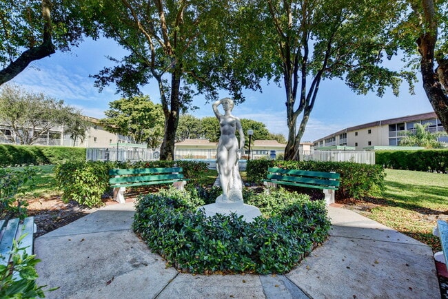 Building Photo - 700 Village Green Ct