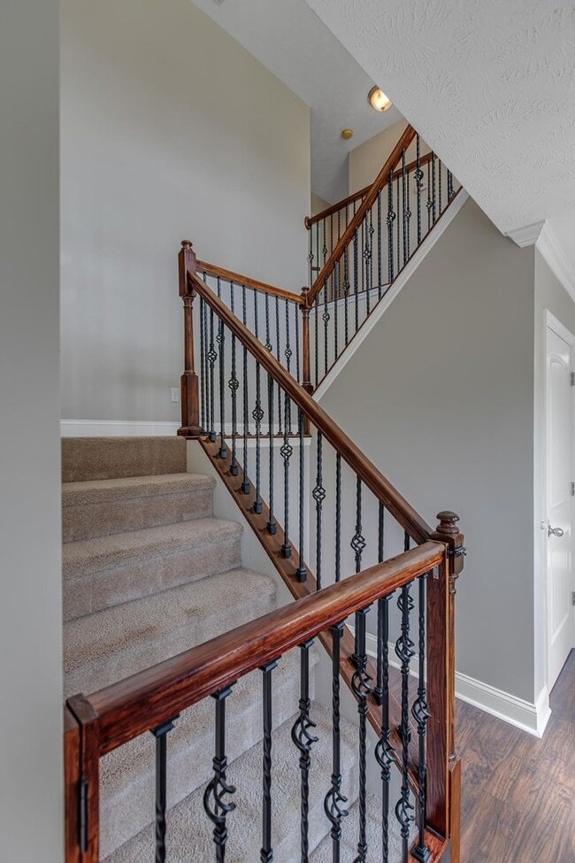 Building Photo - Large 3 bedroom with BONUS room!