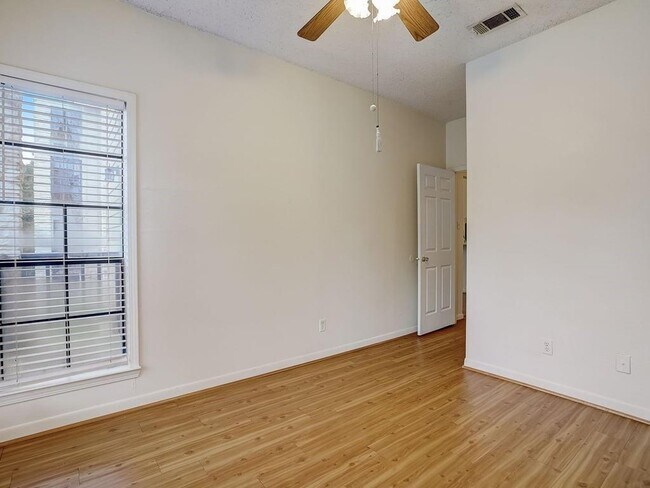 Building Photo - 711 W 21st St