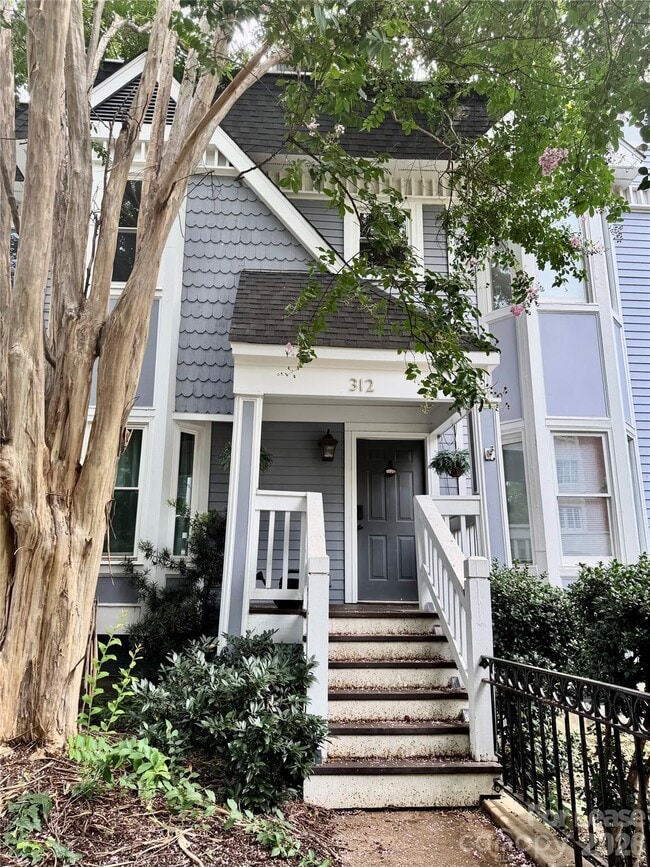 Building Photo - 312 W 10th St