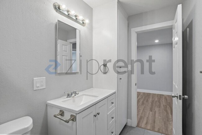 Building Photo - 26910 Manon Ave