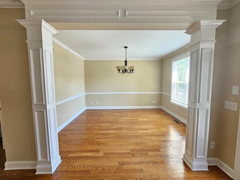 Building Photo - 1530 Bledsoe Ln