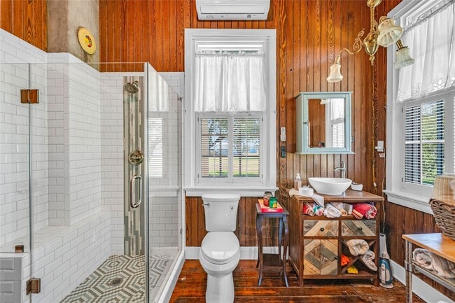 Building Photo - 813 Nelson Ave