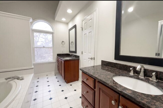 Building Photo - 122 W Tattersall Dr