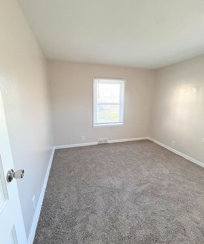 Building Photo - 4 Bed 2 Bath House on East Campus