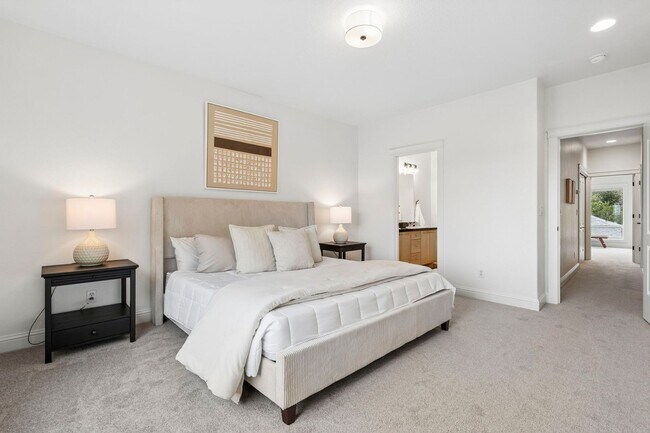 Building Photo - Spectacular SW Portland 2 bedroom Townhouse
