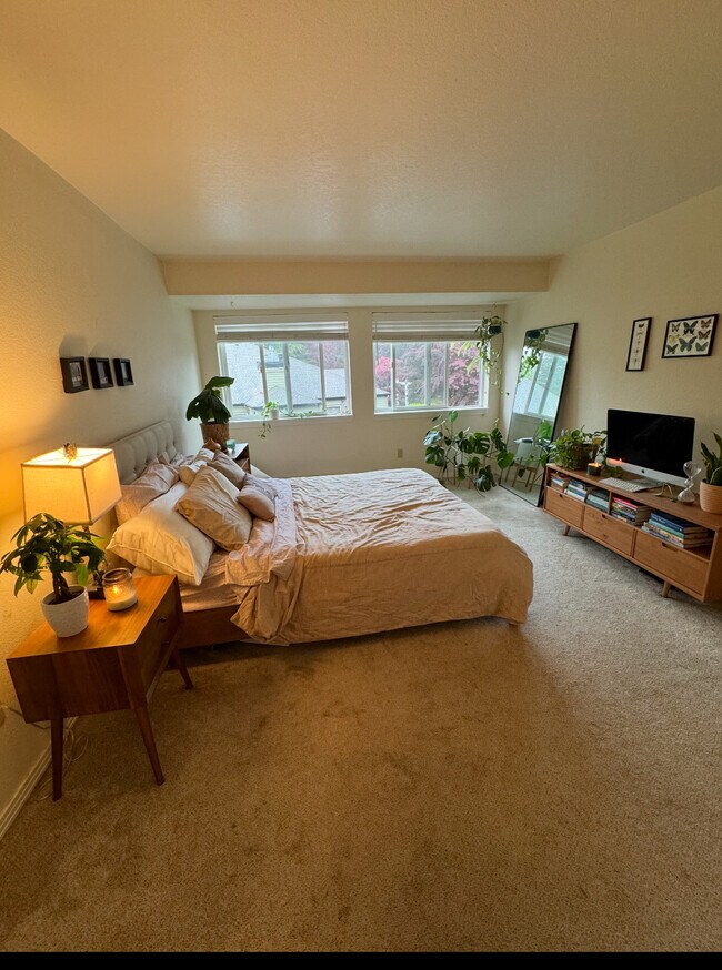 Building Photo - 5064 Foothills Dr