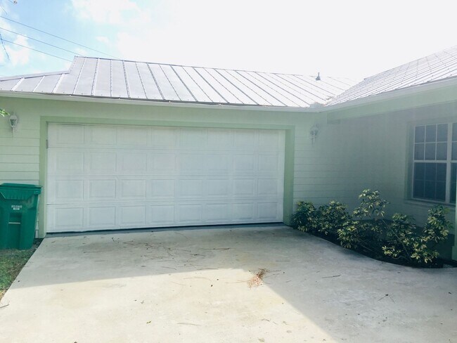 Building Photo - 310 Shady Ln