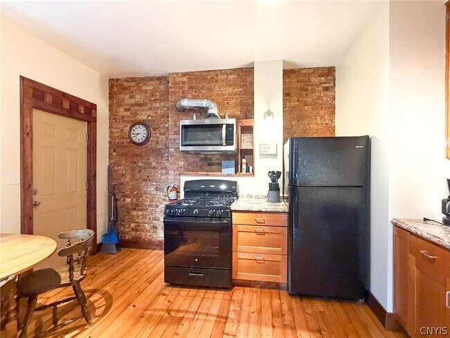 Building Photo - 1015 White Pl