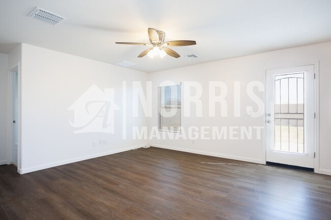 Building Photo - Beautiful Large Home Very Close to Freeway