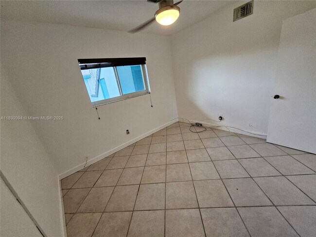 Building Photo - 733 NW 30th Ct