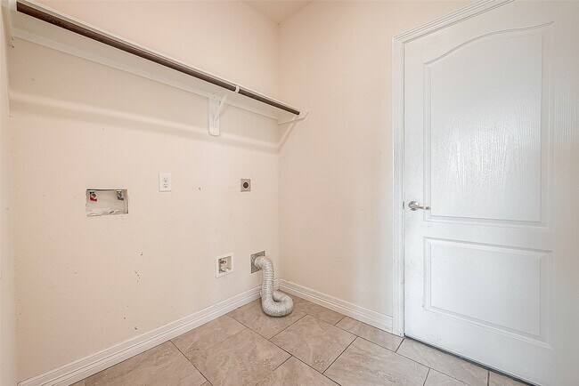 Building Photo - 223 Sintra Lk Wy