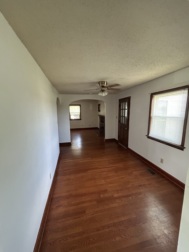 Building Photo - 838 Jenny Wren Dr