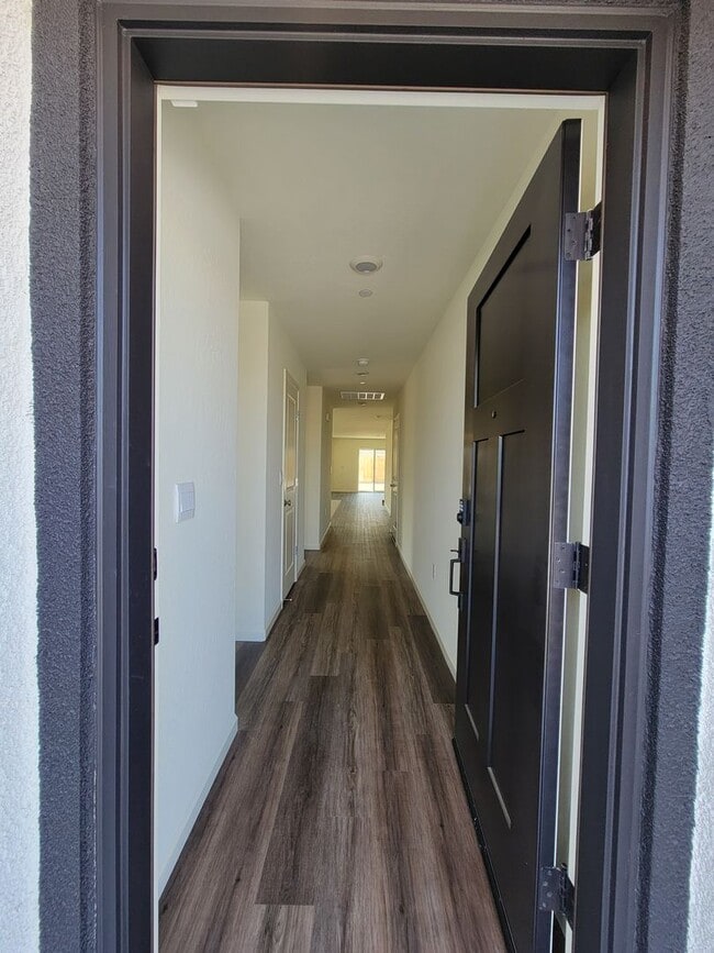 Building Photo - Brand New Home