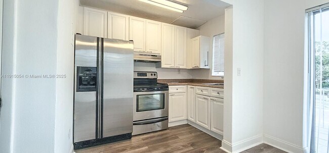 Building Photo - 5960 NE 5th Ct