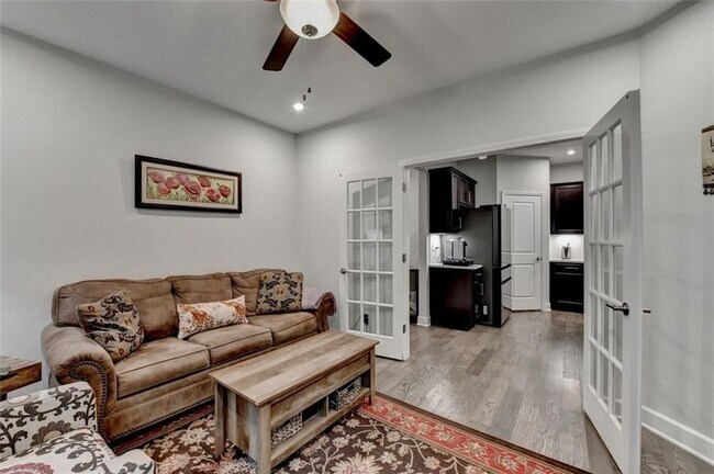 Building Photo - 811 Pineberry Ct