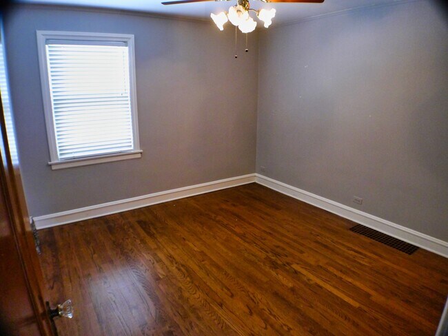 Building Photo - 9337 S Richmond Ave