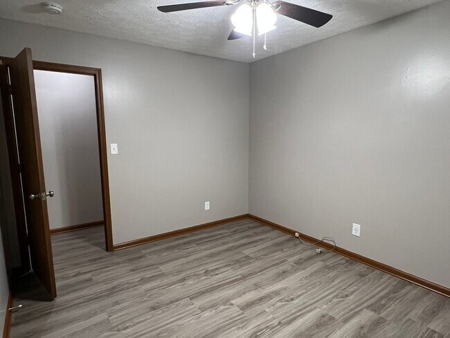 Building Photo - Recently Remodeled 3 Bed / 2 Bath near Mercy Hospital