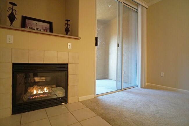Building Photo - 3 bedroom, 2 bathroom condo with great flo...