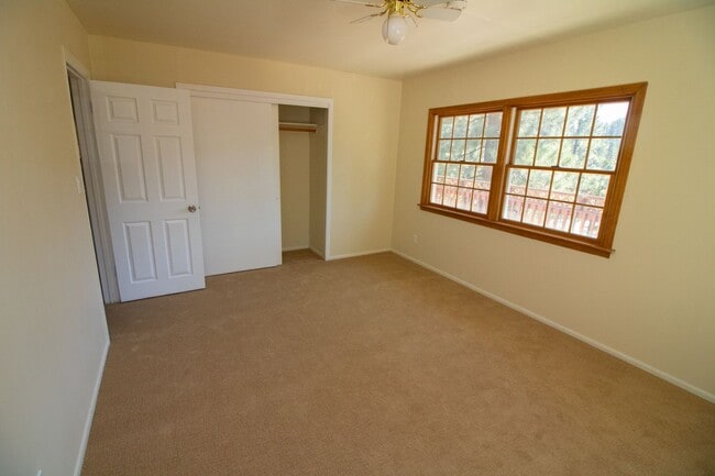 Building Photo - Spacious Three Bedroom