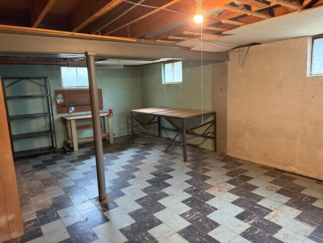 Building Photo - 5546 N Woodland Ave